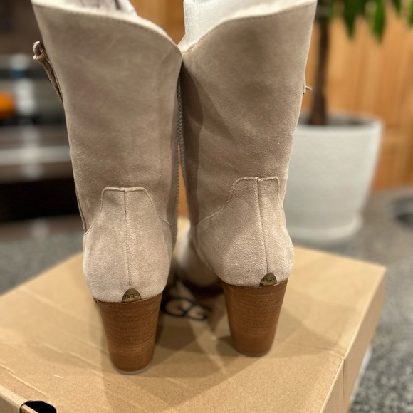 UGG LYNDA NATURAL BOOTS - Picture 7 of 10